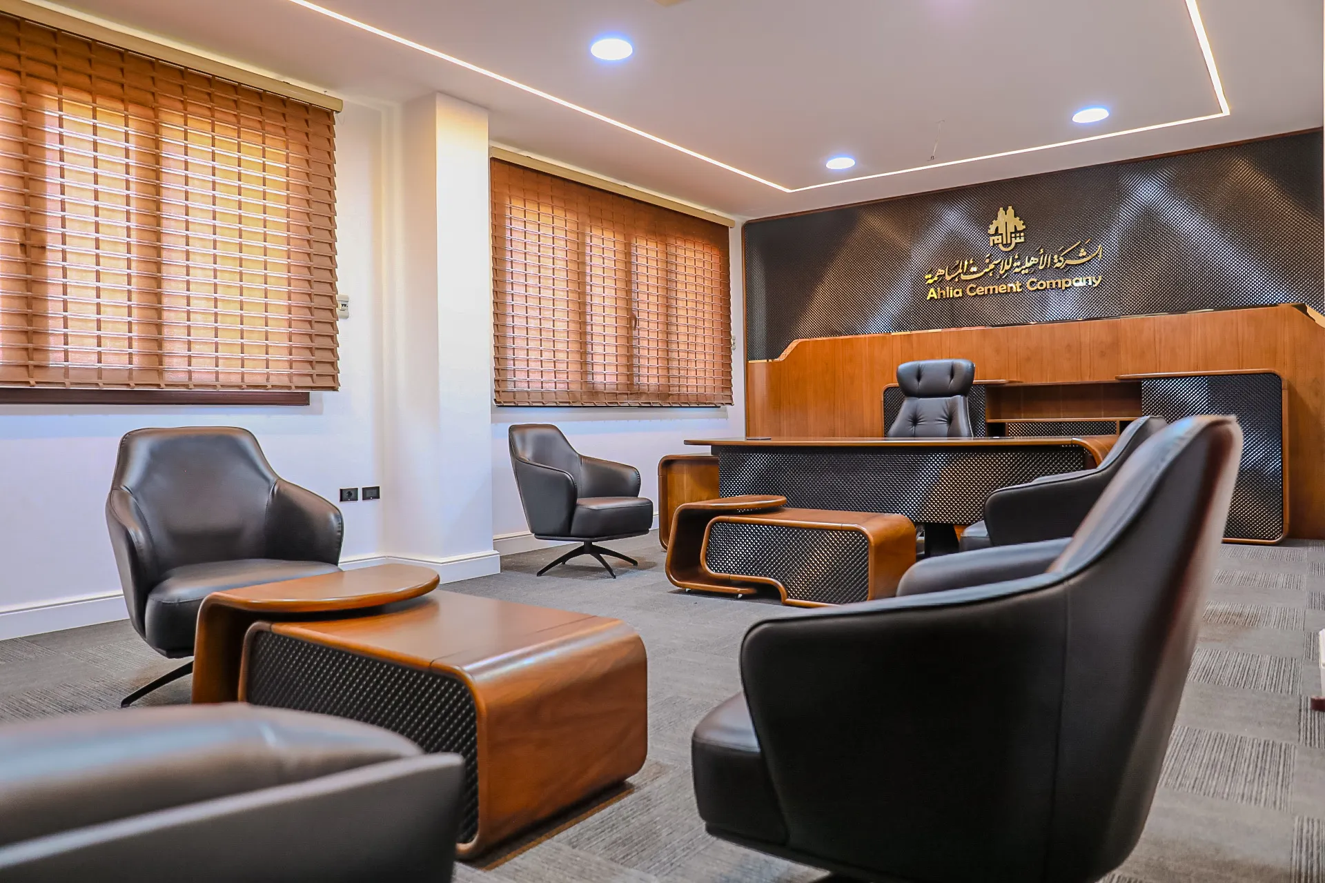 طاولة الاجتماعات والمقاعد الجلدية